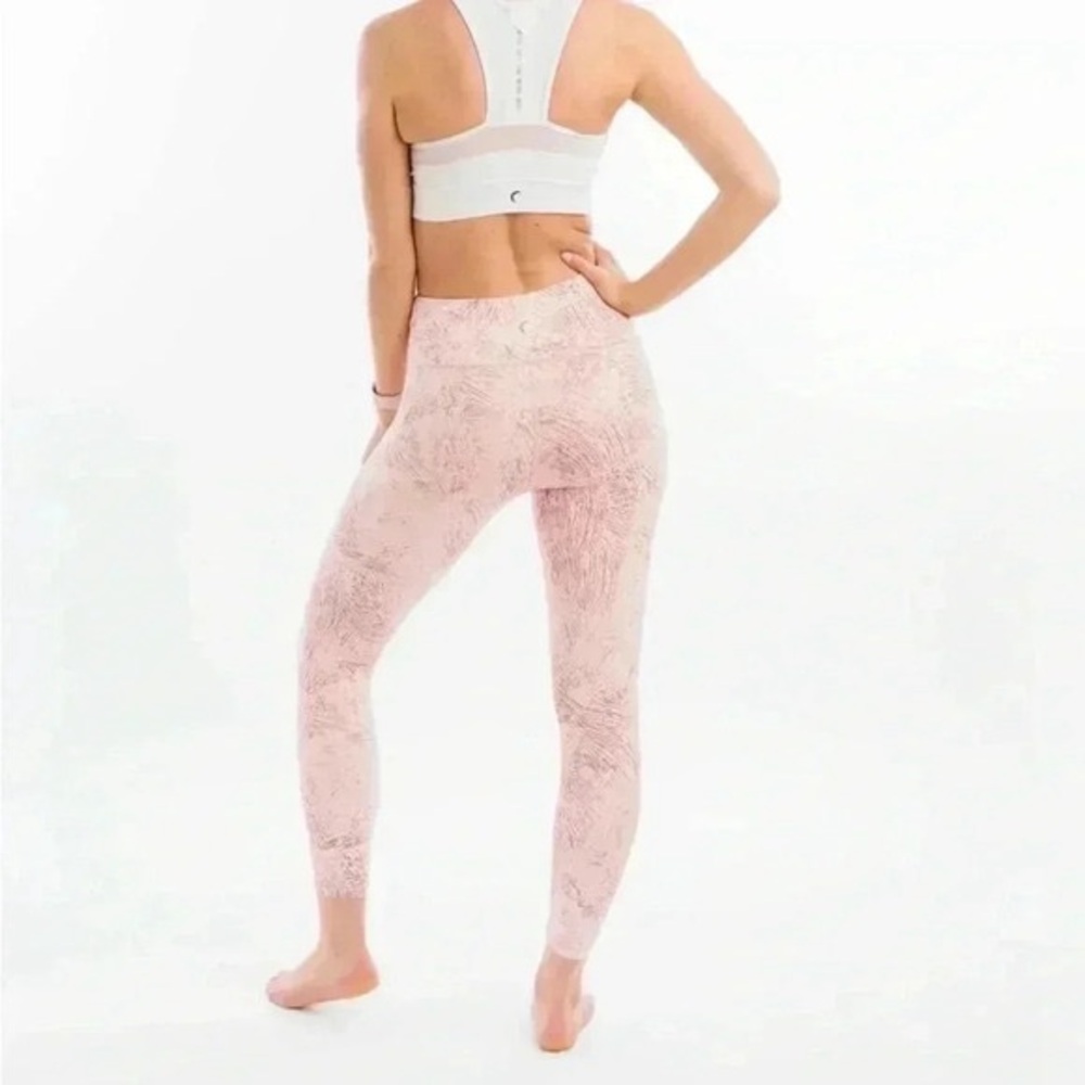 Zyia Pink Etching Light N Tight  Leggings
